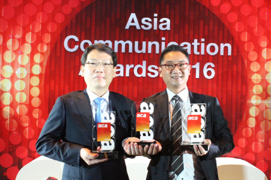 KT는 1일 저녁 싱가포르 메리어트 탐 프라자 호텔에서 진행된 '아시아 커뮤니케이션 어워드' 현장에서 허석준 KT 마케팅전략담당 상무(왼쪽)가 주최측으로부터 올해의 통신사', '최고 기업서비스상', '최고 혁신상'을 받고 기념 촬영을 하고 있다.  KT 제공